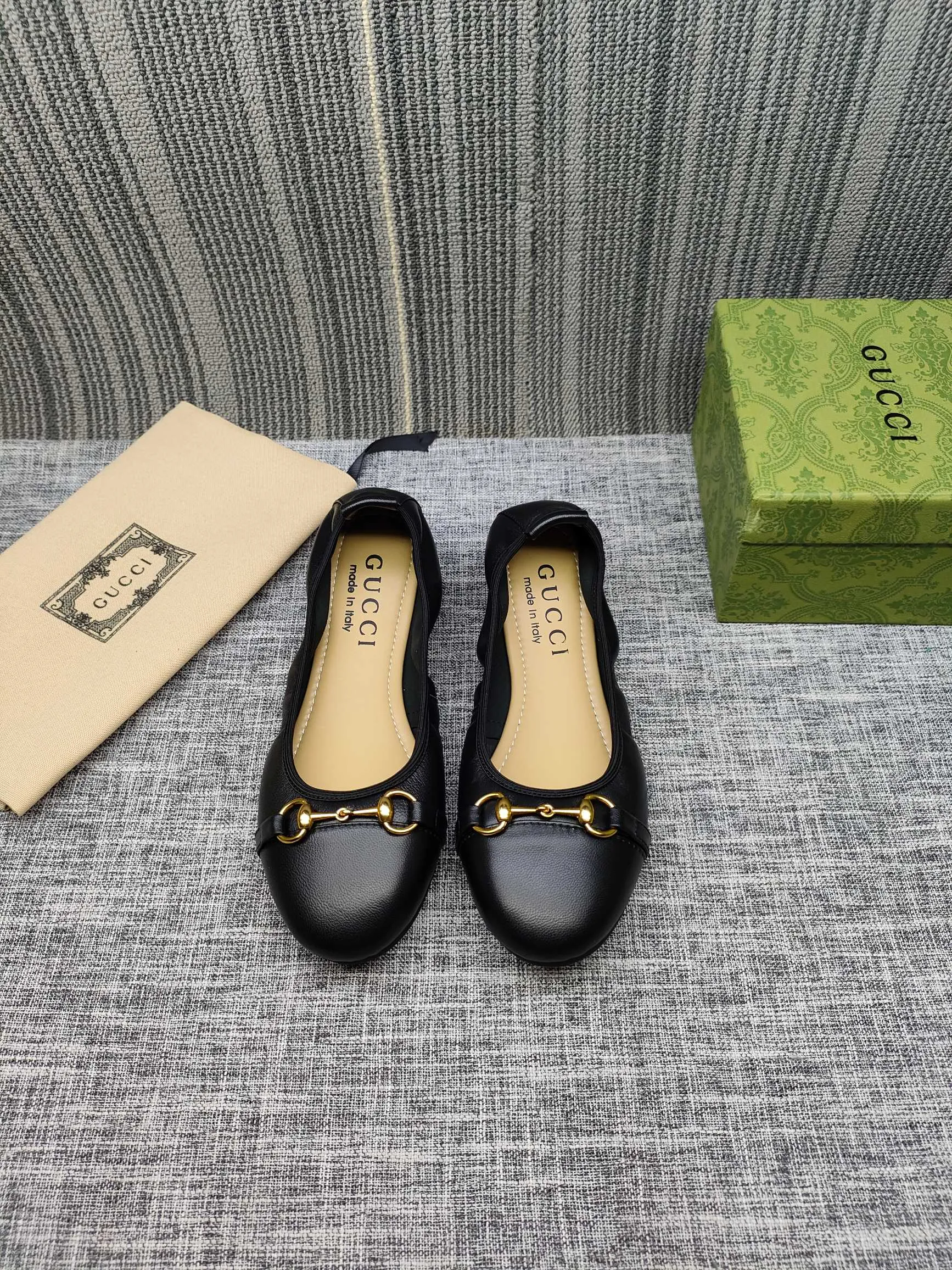 👟👟Ex-factory price 320👟👟 GUCCI's latest horsebit women's flat ballet shoes and egg roll shoes are super comfortable. The fabric is made of imported top-grade soft sheepskin. It is very comfortable on the feet and will not rub your feet. You can also roll it up and put it in your bag. It is easy to carry with you. The super soft soles are a must-have item for fairies whether you are going out for business, work, travel, shopping or at home. Fashionable and versatile, it is an indispensable pair of shoes for you. Fabric: Made of imported soft sheepskin Color: 6 colors available Outsole: PPC rubber outsole Size 34-42 (34.41.42 needs to be customized)